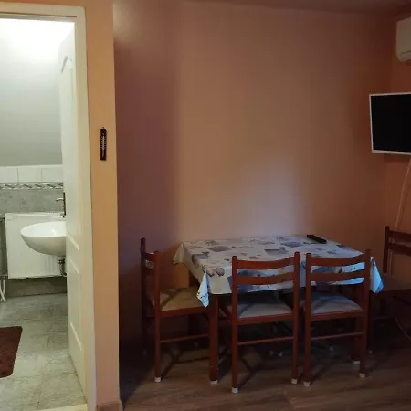 Monika Vendeghaz * אגרסאלוק