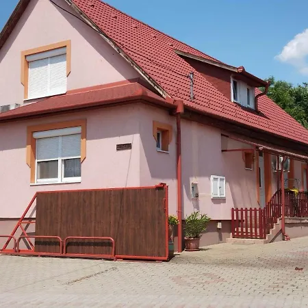 Monika Vendeghaz בית הארחה